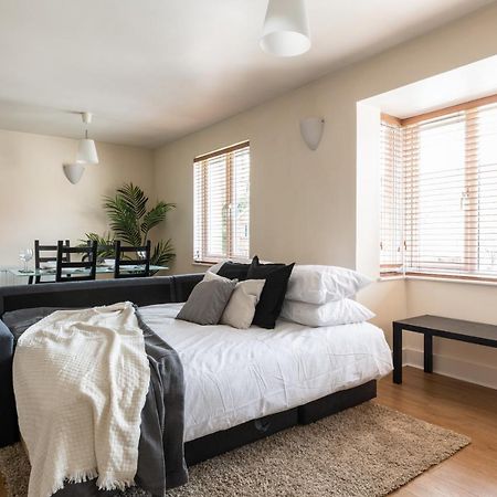 Spacious 2Br Flat - 2 Free Parking Spaces - Near Lgw Airport كرولي المظهر الخارجي الصورة