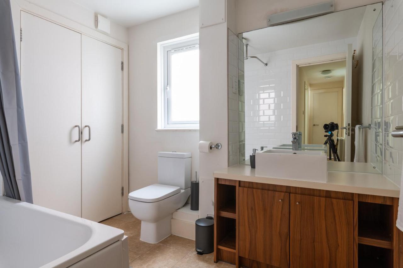 Spacious 2Br Flat - 2 Free Parking Spaces - Near Lgw Airport كرولي المظهر الخارجي الصورة