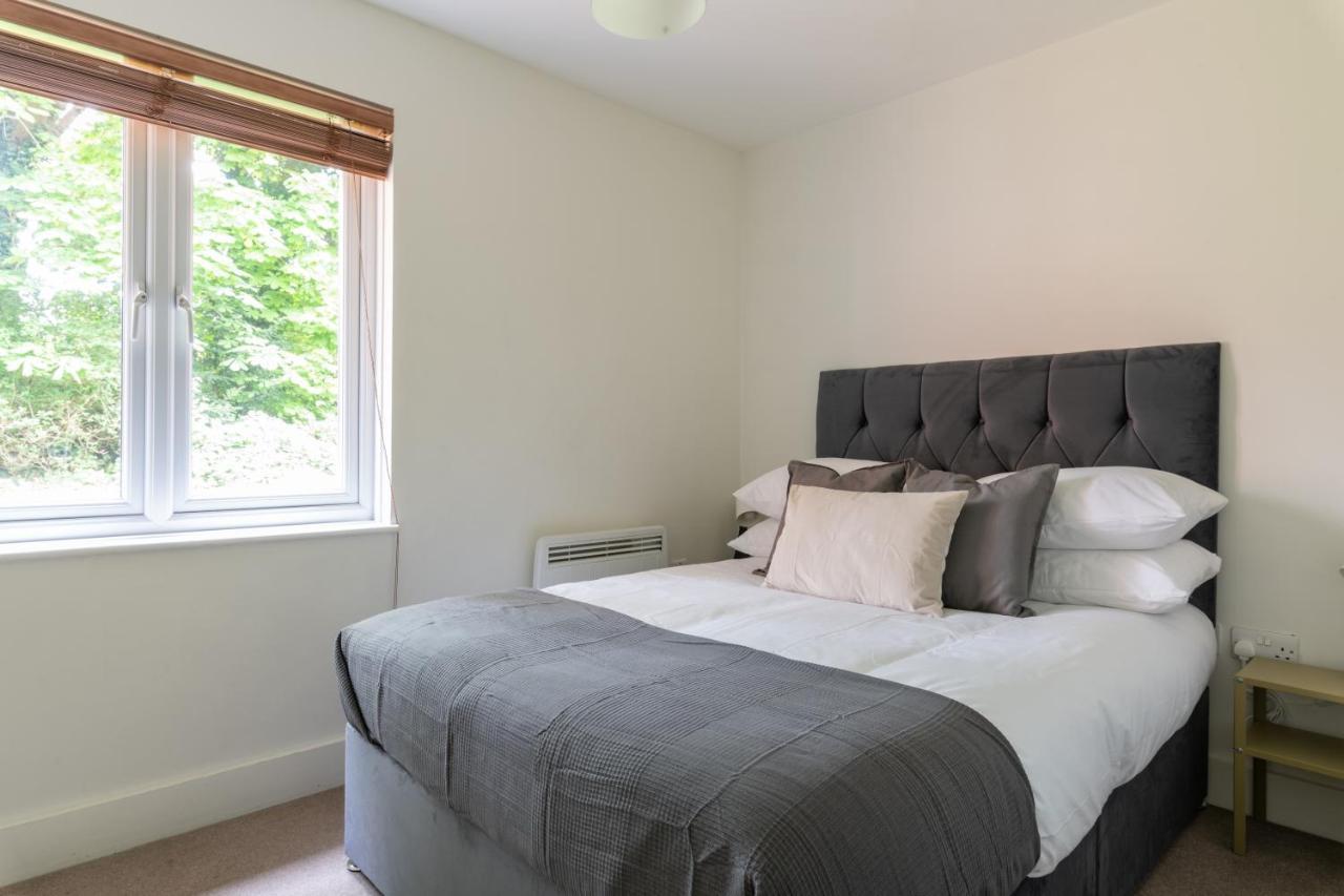 Spacious 2Br Flat - 2 Free Parking Spaces - Near Lgw Airport كرولي المظهر الخارجي الصورة